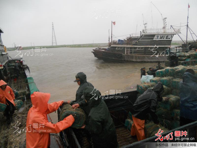 河北唐山:大风蓝色预警,边防民警助渔民安全归