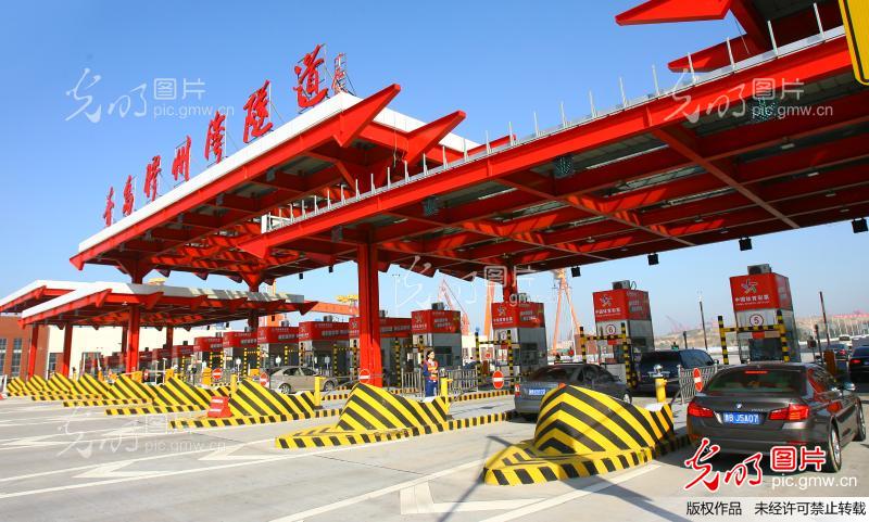 青岛胶州湾海底隧道一路畅通