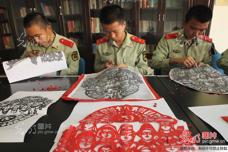福建柘荣:消防官兵剪纸喜迎十八大_宁萧轩