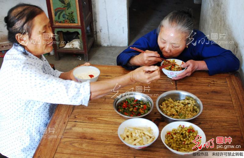 江西彭泽:四十余载春秋母女情_新闻