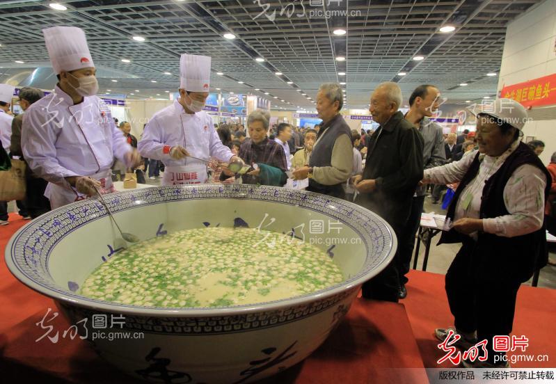 江苏国际餐博会 巨碗鱼头美食免费尝_创意--