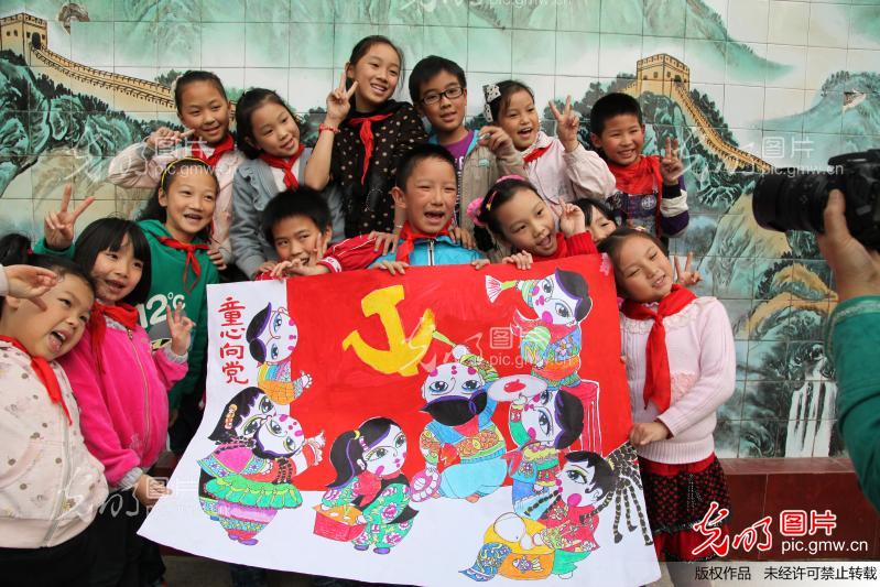 重庆梁平:赞颂新成就 童心向党