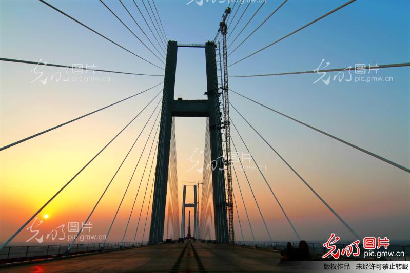 世界同类桥梁跨度最大的湖北黄冈长江大桥主桥