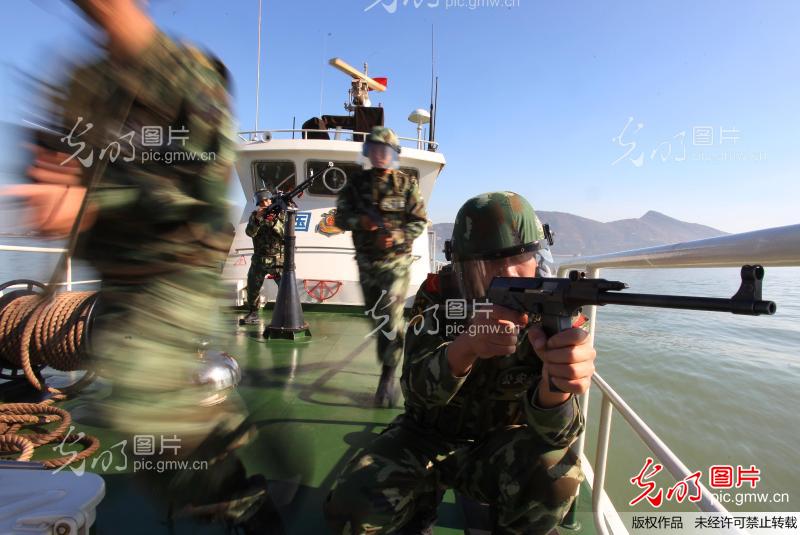 江苏海警开展十八大安保海上反恐演练_许宁