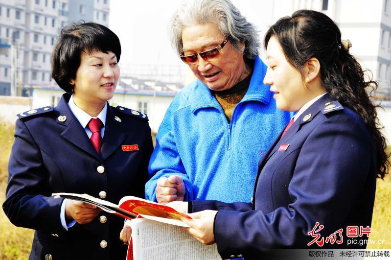 江苏仪征地税局:送法到基层 喜迎十八大