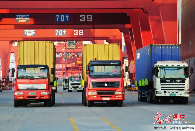 2012年10月30日,车辆在山东青岛港外贸集装箱