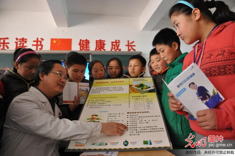 河北邯郸:糖尿病预防进校园 迎接世界糖尿病日