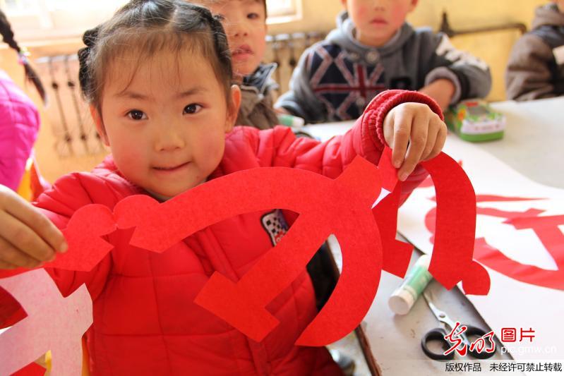 2012年11月14日,河南省内黄县实验幼儿园的小朋友在展示他们十八大剪纸作品。当日,河南省内黄县实验幼儿园开展了庆祝十八大,喜看新变化主题教育活动,孩子们用剪纸的形式为党的十八大献上一份深深的祝福,庆祝党的十八大胜利闭幕。