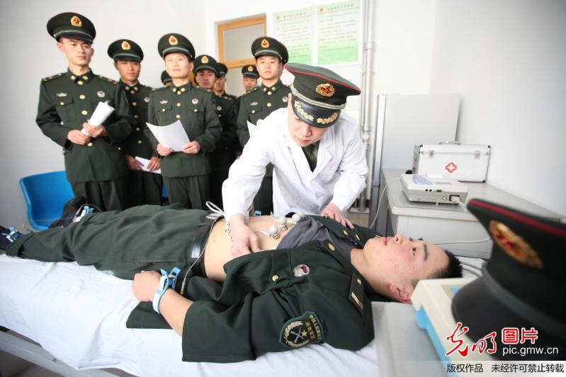 医务人员在为即将退役老兵体检身体_新闻