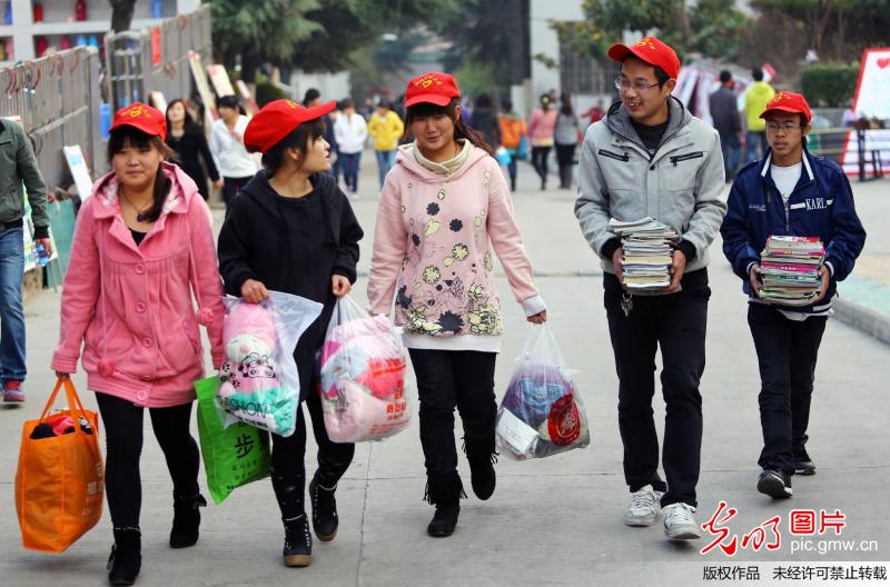 2012年11月18日,大学生志愿者将募捐来的衣服