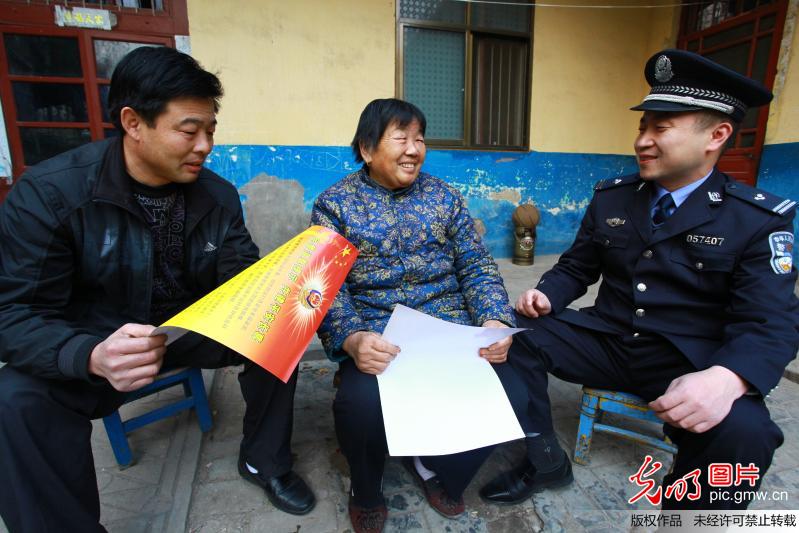 河南省<em>长葛市</em>公安局社区民警向群众宣传安全防