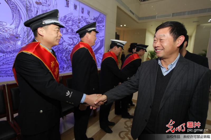 <em>长葛</em>市委副书记党根锦亲切会见报告团成员。_