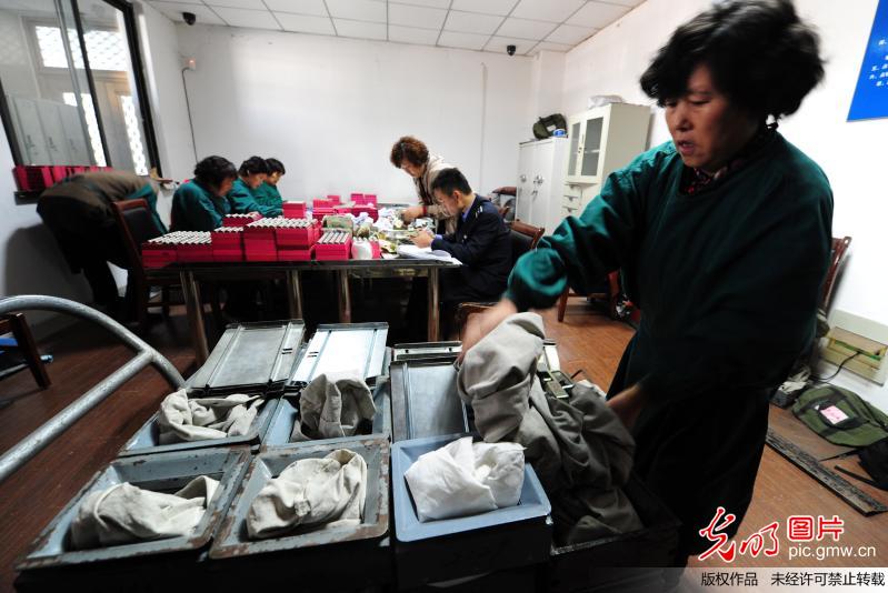公交点钞员数钱数到手抽筋图片