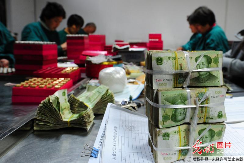 公交点钞员数钱数到手抽筋图片