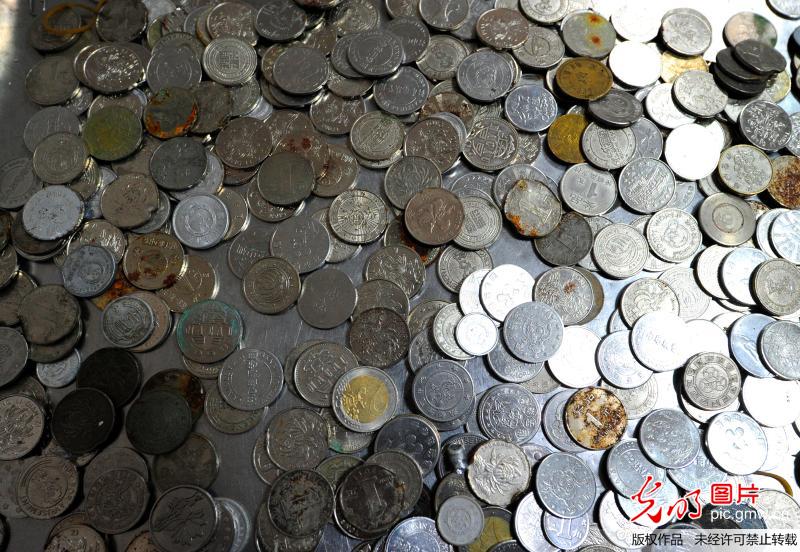公交点钞员数钱数到手抽筋图片