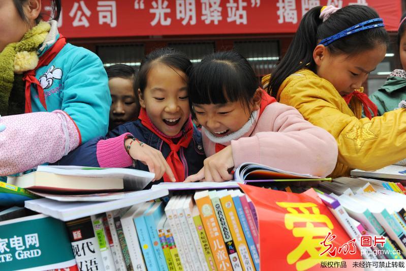安徽滁州:万余册爱心图书捐赠山区农村娃_公