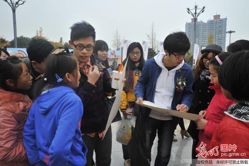 浙江桐庐漫画家辅导乡村娃_新闻