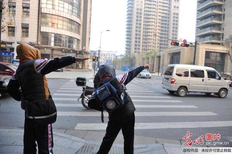 浙江临安:航母style走红网络 市民模仿走你_新