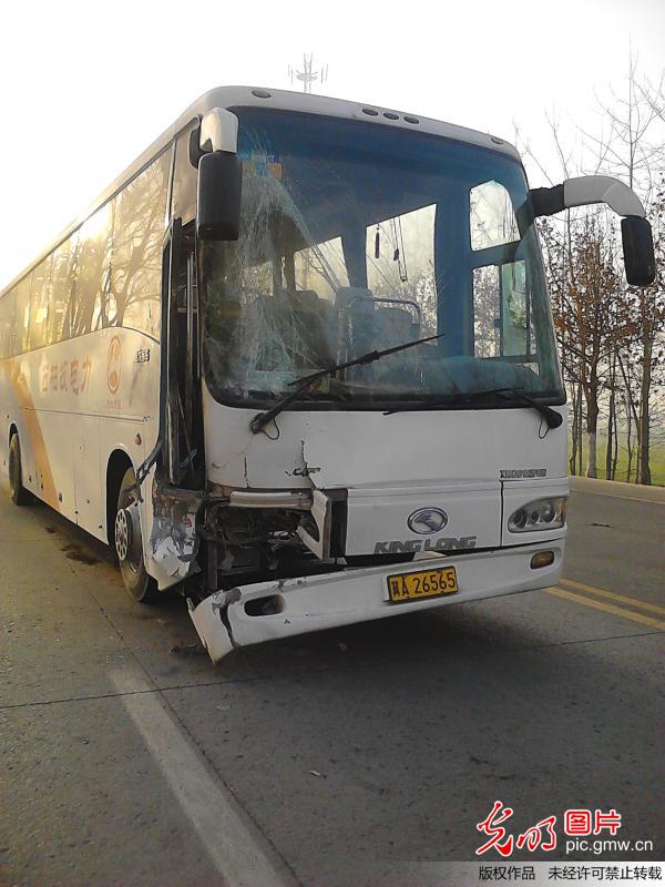 石家庄石闫路杜童段发生大客车追尾事故