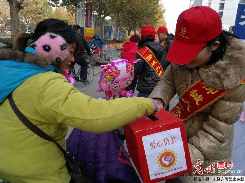 山东聊城:大学生街头募捐帮助重病三胞胎家庭