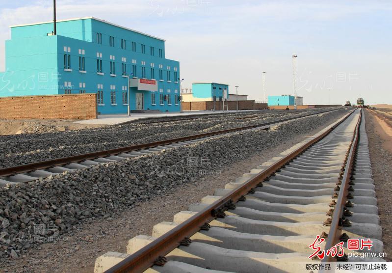 生命禁区首条铁路建成通车_新闻