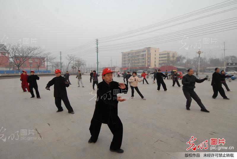 河南濮阳:快乐健身 志愿者在行动_新闻