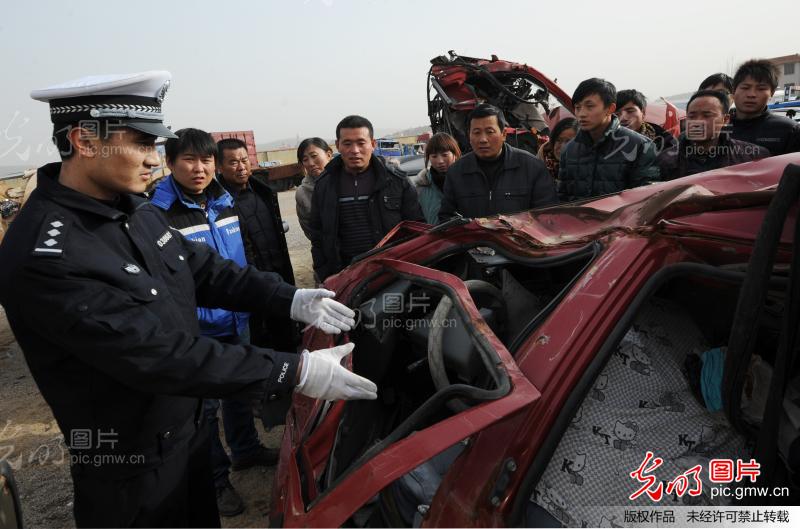 山东省枣庄市山亭区交警大队民警为金飞驾校的