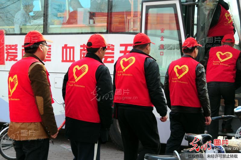 山东临沂10万志愿者献血庆祝国际志愿者日_