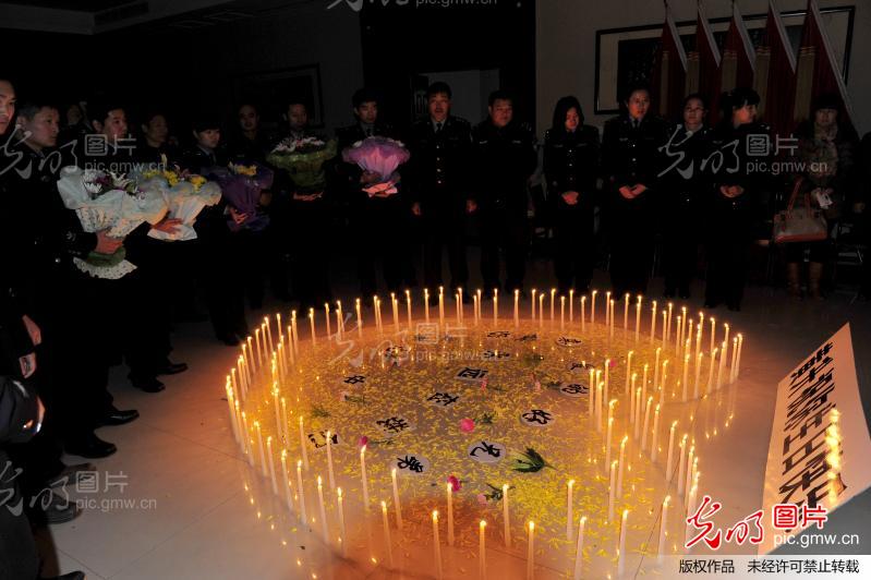 徐州民警市民为15天前光荣牺牲的英雄黄升过