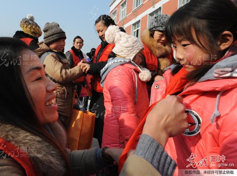 枣庄贫困儿童温暖过冬_新闻