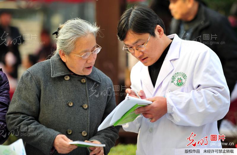 12月8日,社区卫生服务中心工作人员为居民登记