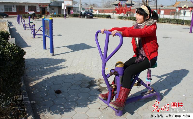 山东聊城:240余套体育器材安家农村促农民兄