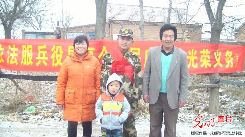 冒雪送儿去当兵_皮中良