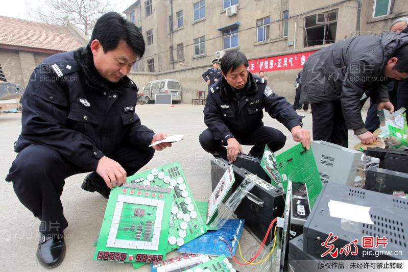 河南<em>长葛</em>:集中销毁赌博机_孙文刚 _ 光明图片