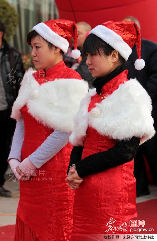 河南滑县:圣诞女郎促销楼房_新闻
