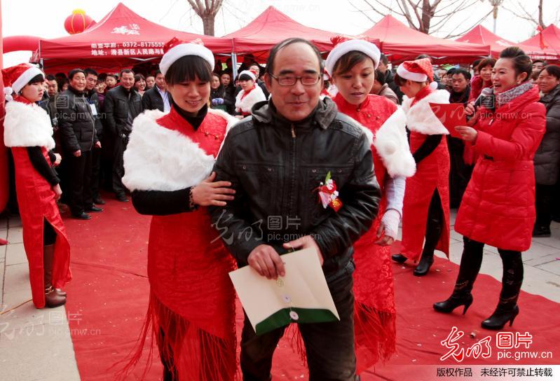 河南滑县:圣诞女郎促销楼房_新闻