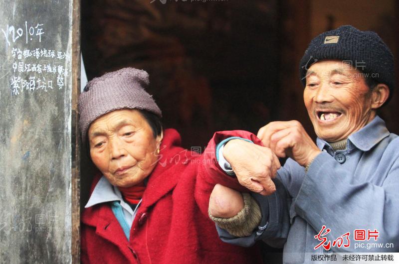图片故事:以独臂残肢笑对人生的老俩口_公益