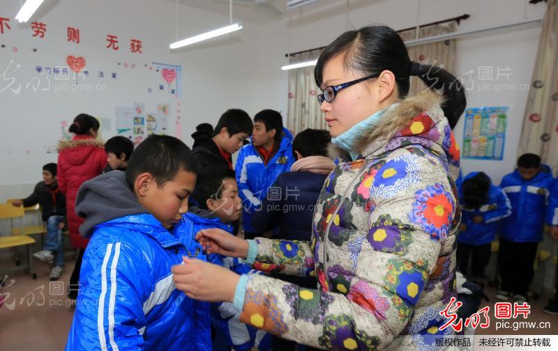 特殊学生穿新棉衣_新闻