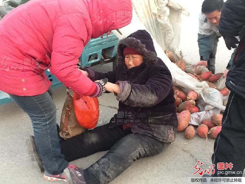 安徽淮北:老人车祸摔倒地上 接力救援温情上演