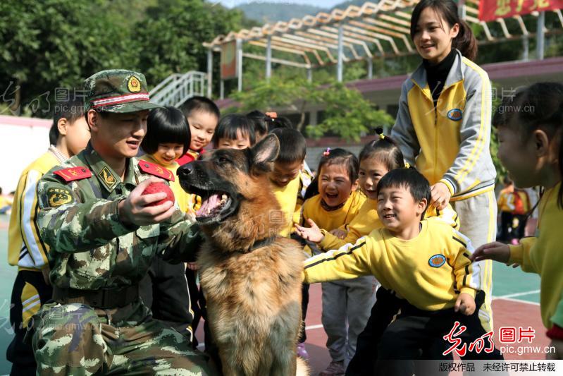 励志入警营 触摸功勋犬_廖键