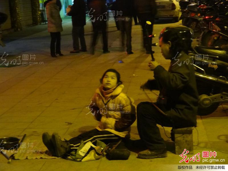 路灯下的\u201c史上最励志女孩\u201d_新闻--人物_+