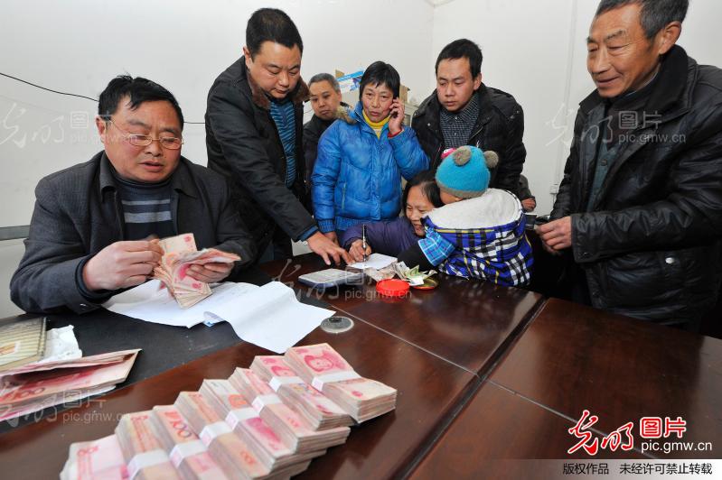 民工喜领工资过大年_新闻--社会