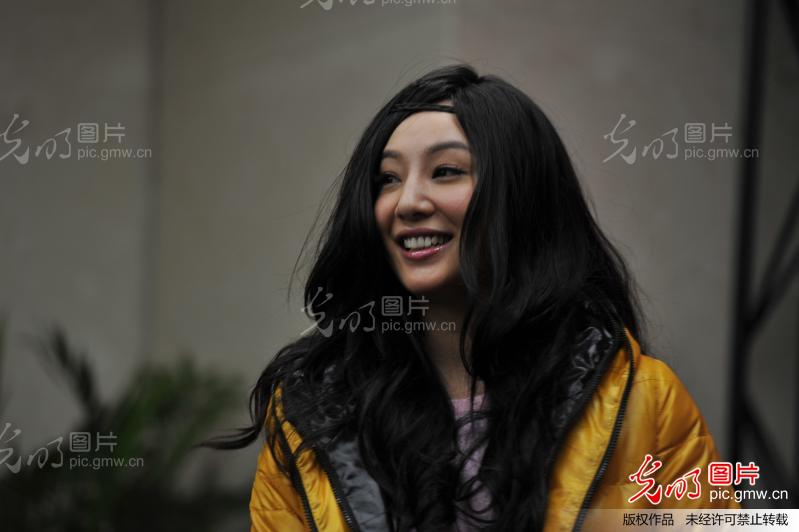 江苏淮安:郑希怡樱桃小嘴秀婚期 唱跳抱笑谢粉