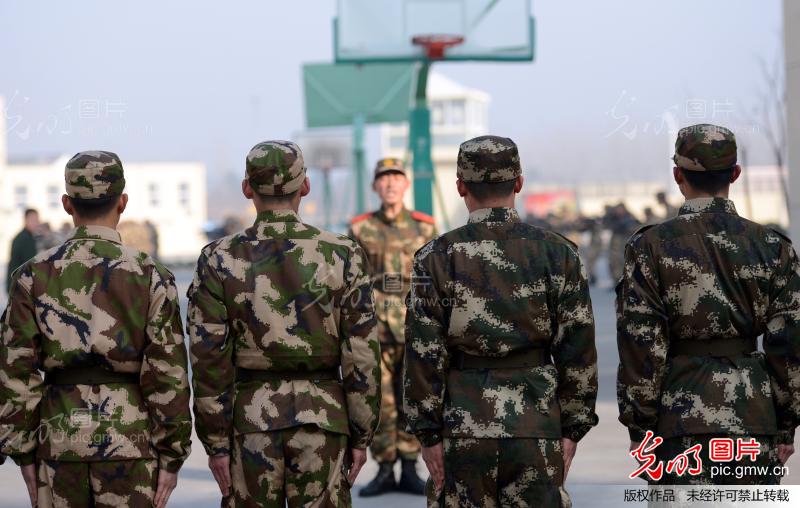 南京:90后新兵迎来首次军事比武_新闻
