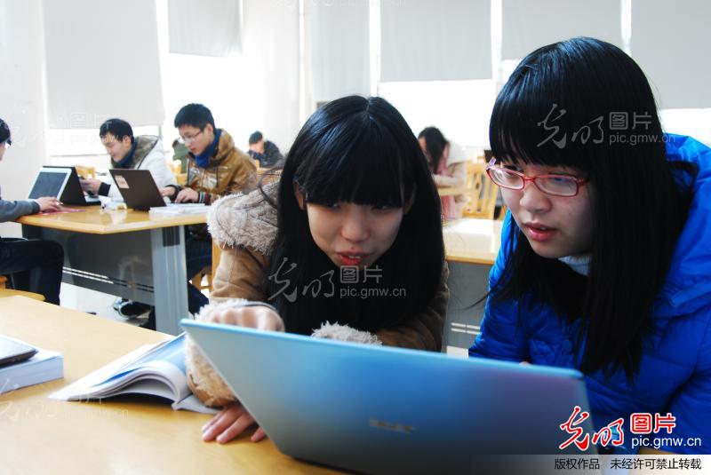 众多的返乡大学生便选择到该市城区的书店,图书馆等地阅读书籍,上网图片