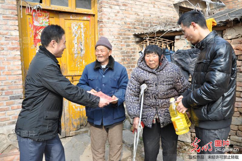 宿城全面启动春节慰问困难户活动_戚善成