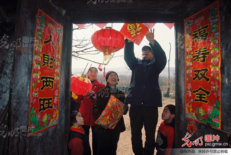 中国传统习俗 贴春联过大年_李宝洋_ 光明图片