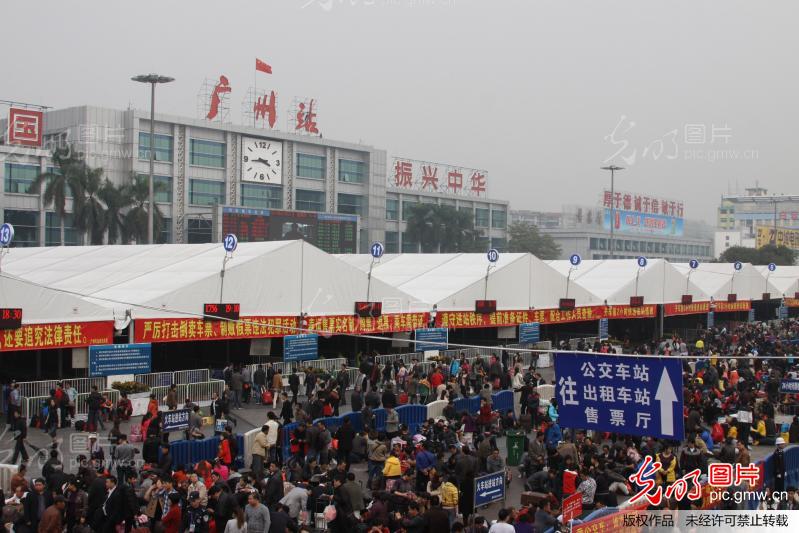 广州火车站:迎来春运小高峰 候车人群各种姿态