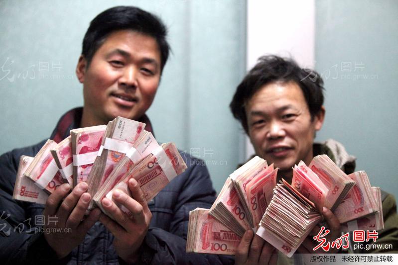 安徽亳州:农民工喜领拖欠工资_新闻