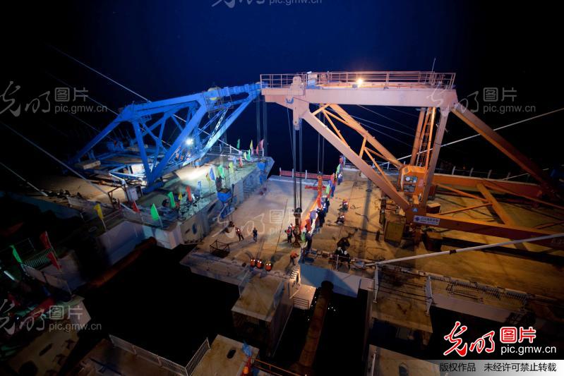 世界上最长最宽的多塔斜拉桥顺利吊装完成_沈